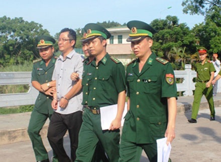 Bàn giao đối tượng truy nã cho Công an Trung Quốc - 1 Bàn giao đối tượng truy nã cho Công an Trung Quốc