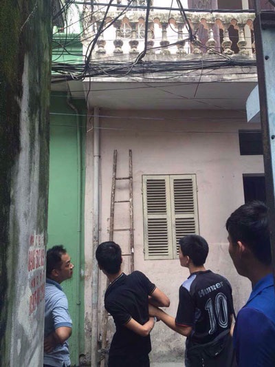 Gia chủ quên đóng cửa tầng 2, trộm lẻn vào lấy điện thoại - 2 Đối tượng Ngọc Anh bị bắt giữ tại cơ quan điều tra về hành vi trộm cắp tài sản.