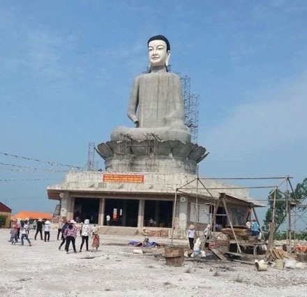 Vụ tượng Phật đổ sập: Không có nhà thầu giám sát thi công - 1 Pho tượng Phật khi chưa bị đổ sập.