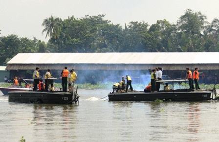 Đưa thi thể nạn nhân vụ lật tàu ở Bình Dương vào bờ - 15
