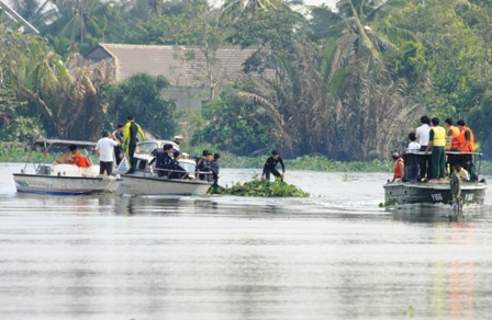 Đưa thi thể nạn nhân vụ lật tàu ở Bình Dương vào bờ - 11