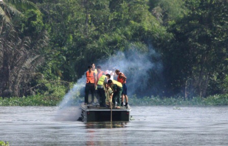 Đưa thi thể nạn nhân vụ lật tàu ở Bình Dương vào bờ - 12