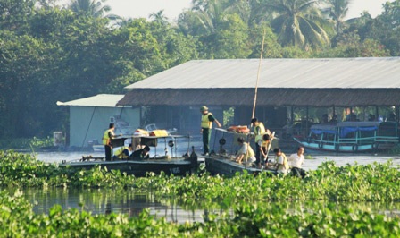 Đưa thi thể nạn nhân vụ lật tàu ở Bình Dương vào bờ - 10