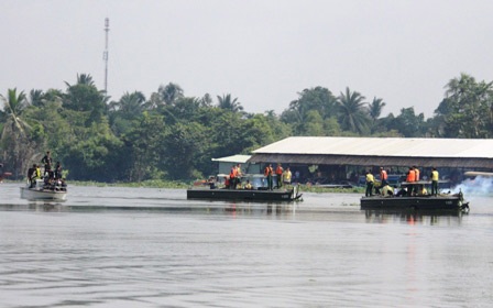Đưa thi thể nạn nhân vụ lật tàu ở Bình Dương vào bờ - 14