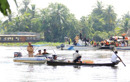 Đưa thi thể nạn nhân vụ lật tàu ở Bình Dương vào bờ - 16