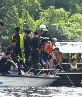 Đưa thi thể nạn nhân vụ lật tàu ở Bình Dương vào bờ - 17