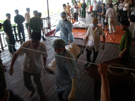 Đưa thi thể nạn nhân vụ lật tàu ở Bình Dương vào bờ - 5