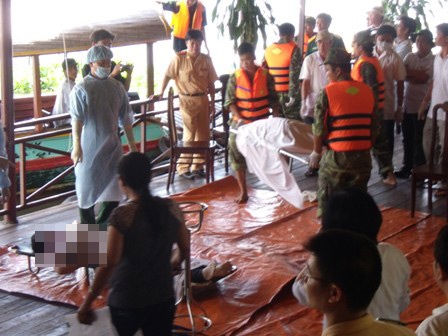 Đưa thi thể nạn nhân vụ lật tàu ở Bình Dương vào bờ - 4