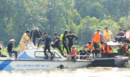 Thợ lặn xuống nước tìm kiếm nạn nhân vụ lật tàu 2 tầng - 3