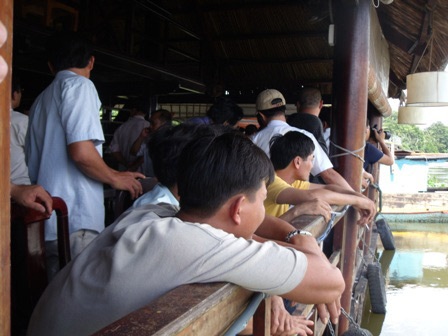 Đưa thi thể nạn nhân vụ lật tàu ở Bình Dương vào bờ - 2