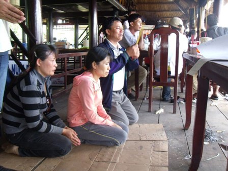 Đưa thi thể nạn nhân vụ lật tàu ở Bình Dương vào bờ - 1