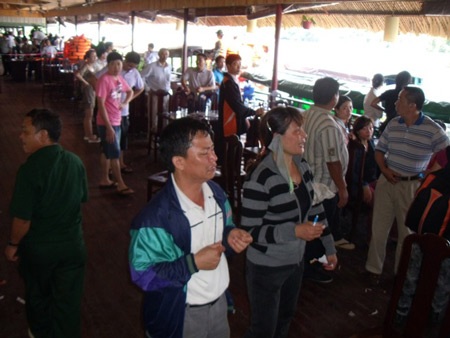 Đưa thi thể nạn nhân vụ lật tàu ở Bình Dương vào bờ - 3