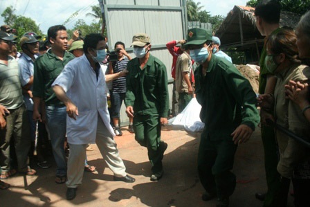 Đưa thi thể nạn nhân vụ lật tàu ở Bình Dương vào bờ - 6