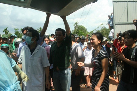 Đưa thi thể nạn nhân vụ lật tàu ở Bình Dương vào bờ - 8