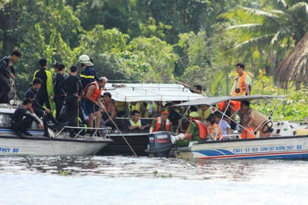 Thợ lặn xuống nước tìm kiếm nạn nhân vụ lật tàu 2 tầng - 4