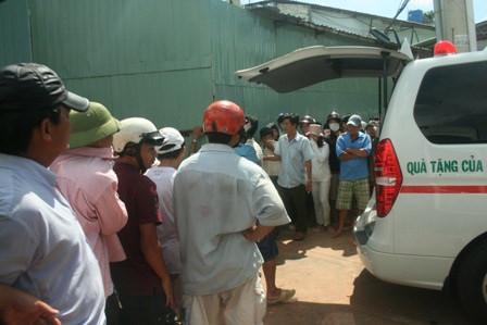 Đưa thi thể nạn nhân vụ lật tàu ở Bình Dương vào bờ - 7