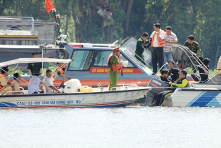 Thợ lặn xuống nước tìm kiếm nạn nhân vụ lật tàu 2 tầng - 5