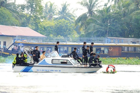 Thợ lặn xuống nước tìm kiếm nạn nhân vụ lật tàu 2 tầng - 1