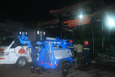 Hình ảnh cứu hộ tại hiện trường nhà hàng nổi 2 tầng bị lật - 3