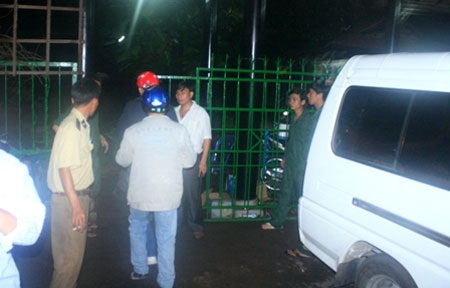 Hình ảnh cứu hộ tại hiện trường nhà hàng nổi 2 tầng bị lật - 2