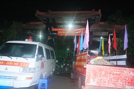 Hình ảnh cứu hộ tại hiện trường nhà hàng nổi 2 tầng bị lật - 1