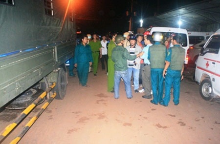 Hình ảnh cứu hộ tại hiện trường nhà hàng nổi 2 tầng bị lật - 6