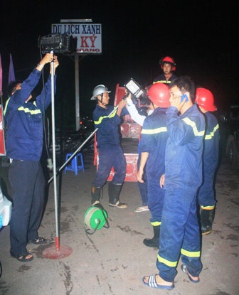 Hình ảnh cứu hộ tại hiện trường nhà hàng nổi 2 tầng bị lật - 5