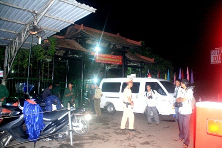 Hình ảnh cứu hộ tại hiện trường nhà hàng nổi 2 tầng bị lật - 7