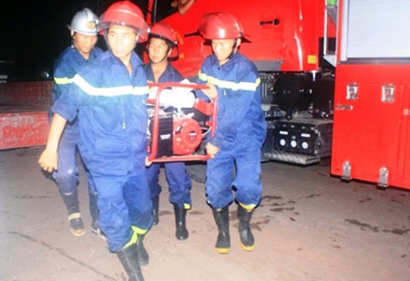 Hình ảnh cứu hộ tại hiện trường nhà hàng nổi 2 tầng bị lật - 4