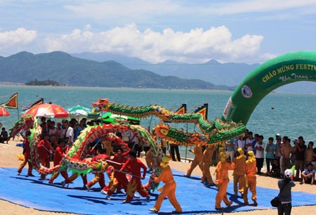 Bãi biển đông nghịt vì người đổ xô đi… diệt sâu bọ - 7 Bãi biển đông nghịt vì người đổ xô đi… diệt sâu bọ - 7