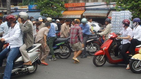 Một vụ “hôi của” quá vô cảm trên đường phố - 2 Một vụ “hôi của” quá vô cảm trên đường phố - 2
