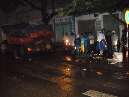 Một thanh niên chết thảm dưới bánh xe ô tô - 1 Một thanh niên chết thảm dưới bánh xe ô tô - 1