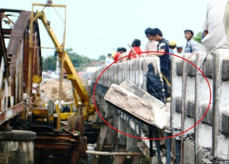 Xe khách suýt rơi xuống cầu, hàng chục người thoát chết - 2 Xe khách suýt rơi xuống cầu, hàng chục người thoát chết - 2