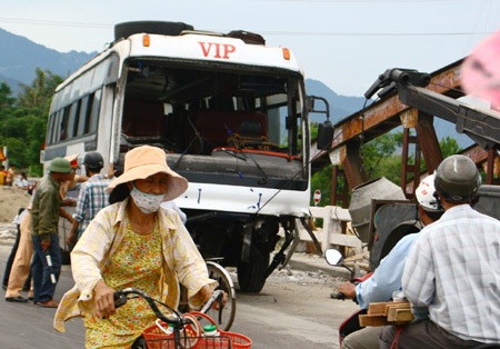 Xe khách suýt rơi xuống cầu, hàng chục người thoát chết - 1 Xe khách suýt rơi xuống cầu, hàng chục người thoát chết - 1