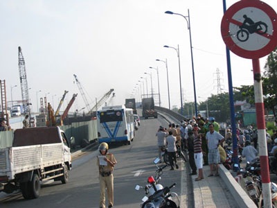 Đi thăm con, bị xe container cán chết  - 1