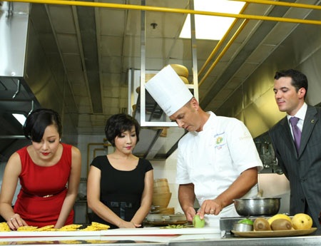 Mỹ Linh, Ngô Phương Lan học nấu ăn cùng bếp trưởng Pháp - 4