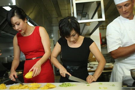 Mỹ Linh, Ngô Phương Lan học nấu ăn cùng bếp trưởng Pháp - 6