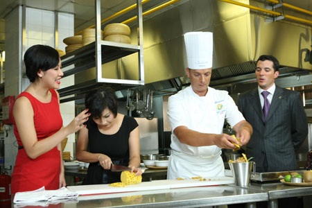 Mỹ Linh, Ngô Phương Lan học nấu ăn cùng bếp trưởng Pháp - 7