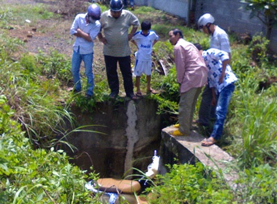 Rơi xe máy xuống hố ga, ba người bị thương nặng  - 1