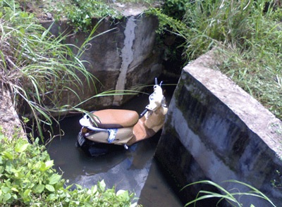 Rơi xe máy xuống hố ga, ba người bị thương nặng  - 2