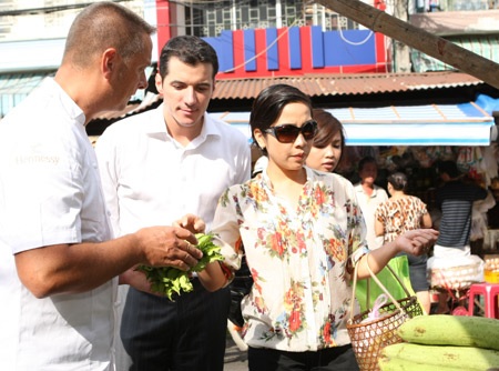 Mỹ Linh đi chợ, chọn rau cùng bếp trưởng người Pháp - 1 Mỹ Linh đi chợ, chọn rau cùng bếp trưởng người Pháp - 1