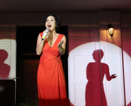 Hoa hậu Diễm Hương diện váy màu cam dự tiệc Pháp - 2 Hoa hậu Diễm Hương diện váy màu cam dự tiệc Pháp - 2