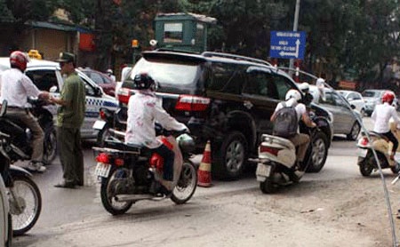 Hà Nội: Sắt văng xuyên thủng ô tô đang chạy - 1 Hà Nội: Sắt văng xuyên thủng ô tô đang chạy - 1