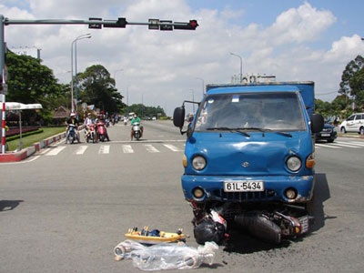 Cố vượt đèn tín hiệu, 2 mẹ con gặp nạn  - 1