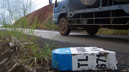 Cột mốc km làm bằng bê tông cốt tre - 2