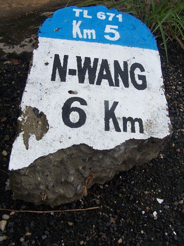 Cột mốc km làm bằng bê tông cốt tre - 1