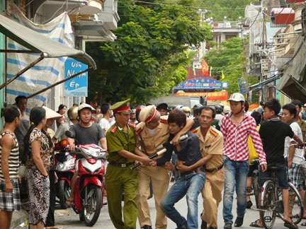 Ôm chặt CSGT, giải vây cho bạn gái dắt xe đi - 1