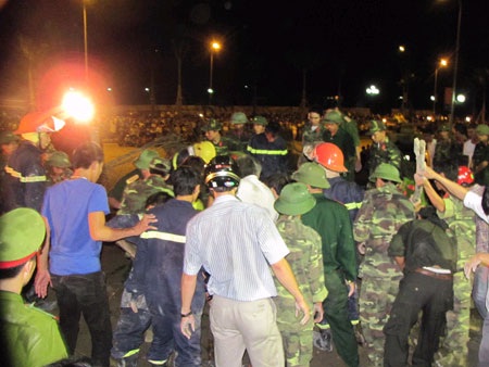 Ảnh hiện trường vụ sập sảnh khách sạn cao tầng - 11