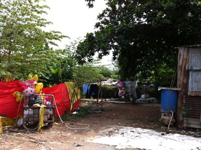 Suýt chết vì vừa đổ xăng, vừa... hút thuốc - 1