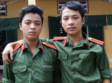Chuyện hai cặp song sinh ở trường quân sự - 1 Chuyện hai cặp song sinh ở trường quân sự - 1